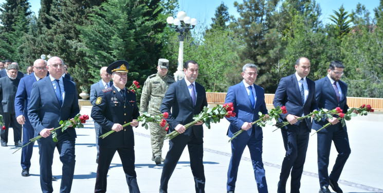 Şamaxı rayon ictimaiyyətinin nümayəndələri Ümummilli Lider Heydər Əliyevin anadan olmasının 103-cü ildönümü münasibətilə abidəsi önünə gül düzərək, əziz xatirəsini ehtiramla yad ediblər